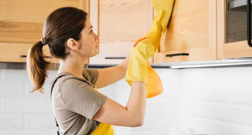 1 стакан и 15 минут — и липкий жир на кухне стёк с поверхностей сам: шкафчики, столы и плита сияют как новые