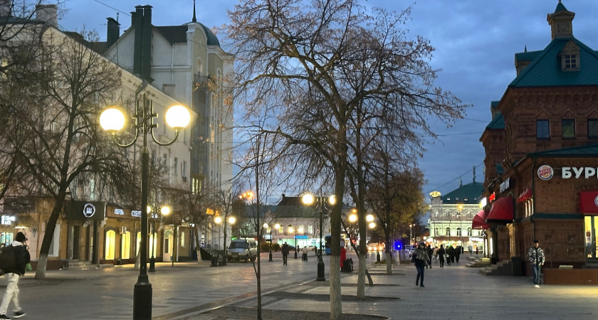 В Оренбурге коммунальщики наводят чистоту и высаживают цветы