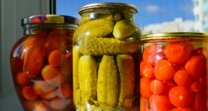 Секретный маринад «3−6−9»: огурцы получаются хрустящими, а помидоры просто тают во рту — проверенный рецепт
