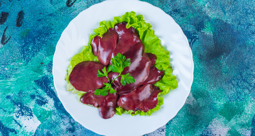 Не молоко и не кефир: вот в чем опытные хозяйки замачивают печенку, чтобы убрать горечь — станет нежной и сочной