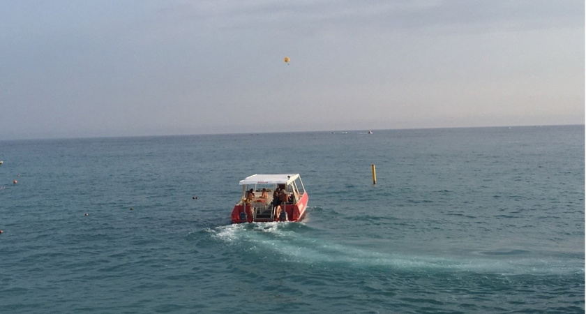 Рыбаков с неисправной лодкой спасли на озере Рудничное