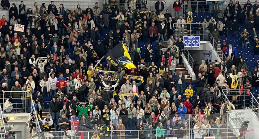 В Орске пьяный болельщик с шестиметровой высоты упал на зрителя