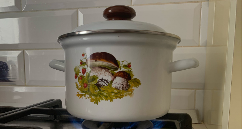 Ноль грязи и осадка на крышке после варки бульона: простейшая хитрость — и хоть больше не мой