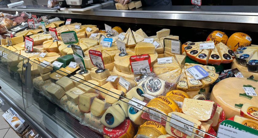 По карману каждому, очень вкусный, состав натуральный: в Роскачестве назвали лучший сыр, который есть в магазинах