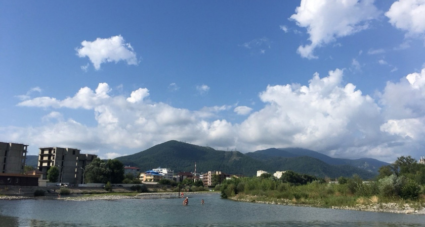 «Толпа народа и грязища»: россиянка побывала в Абхазии и честно рассказала, почему отдых обернулся полным разочарованием