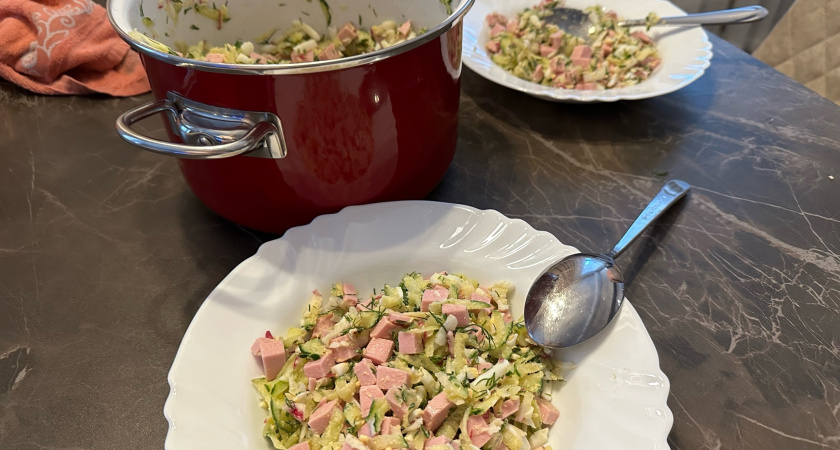 Не кефир и не квас: бабушка из деревни научила добавлять в окрошку другой ингредиент — усиливает вкус во 100 крат