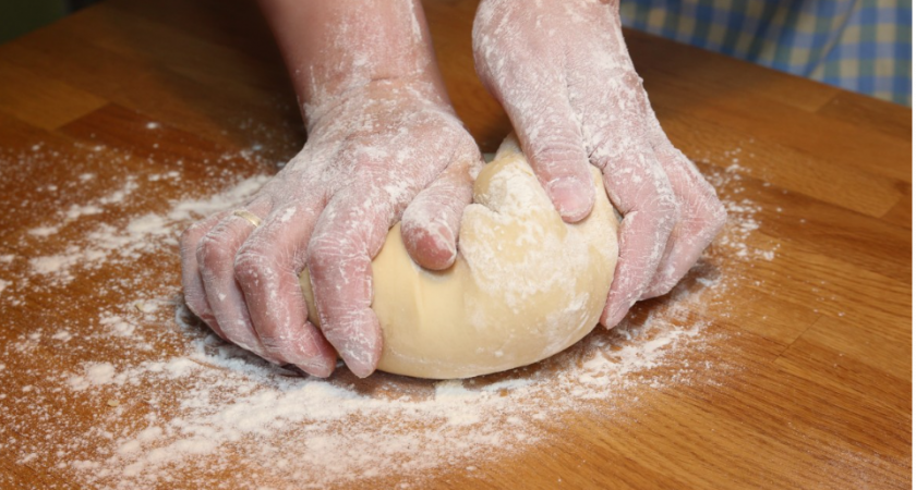 Теперь размораживаю слоеное тесто только так и получаю выпечку без разрывов и трещин