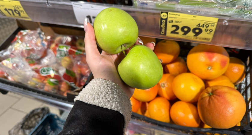 Подруга-кассир из "Пятерочки" раскрыла секрет, зачем они сами взвешивают фрукты на кассе