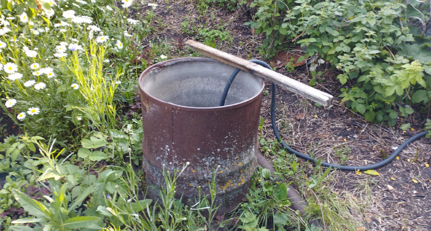 Поставил старую бочку на табуретку — для огорода лучше не придумаешь: сберег кучу денег и нервов