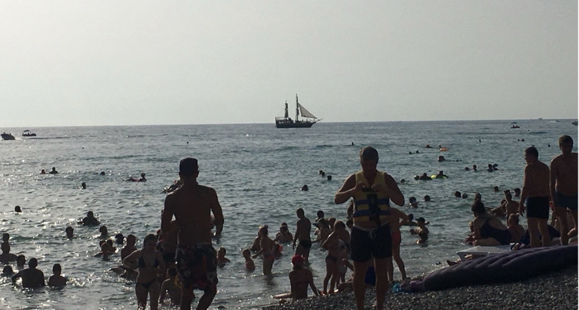 Толпы народа, канализация в море и серый песок: россиянка оставила честный отзыв об отдыхе на популярном курорте 