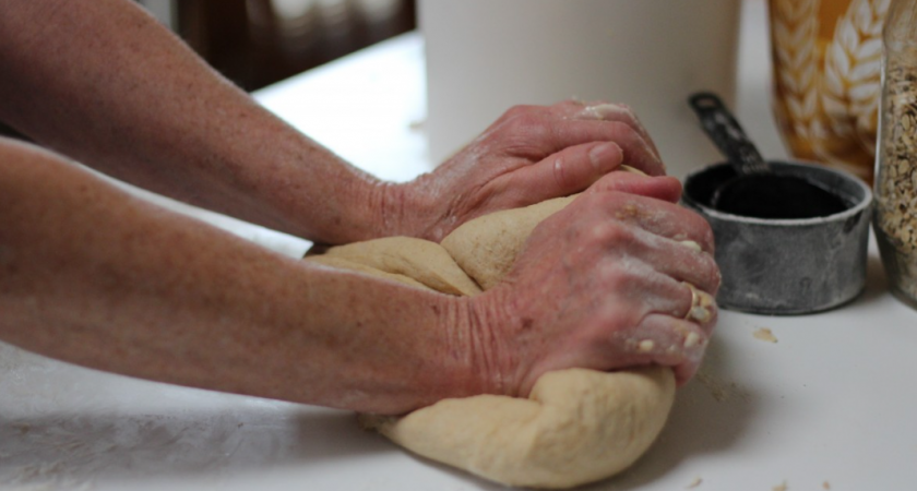 Простой трюк — и бесячее тесто не липнет к рукам: работает и для дрожжевой, и для пельменной массы