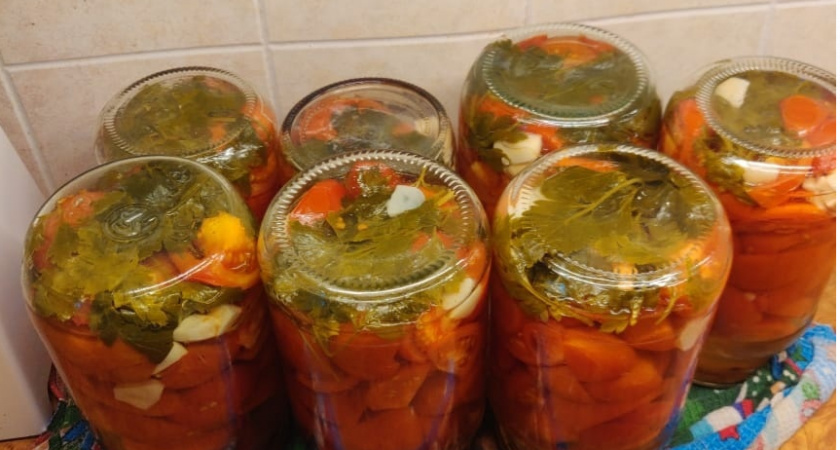 Подруге раскрыла рецепт, от которого банки с помидорами исчезают в миг — даже 200 банок мало будет