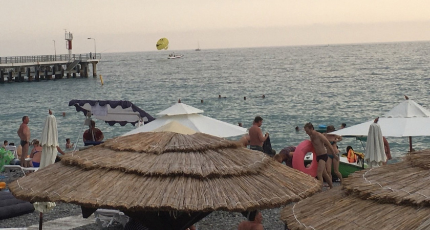 Местные боятся, туристы на это плюют: жители Краснодарского края честно рассказали, чем грозят мазутные купания