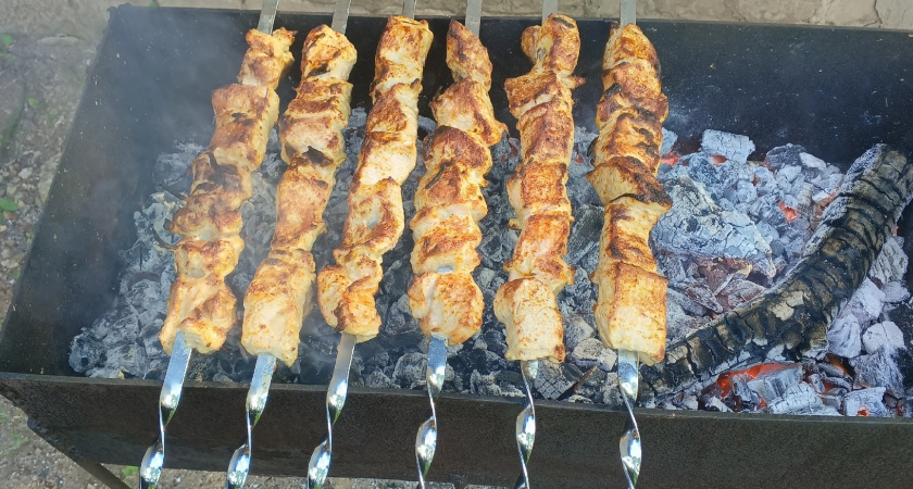 Вот как грузины маринуют мясо для шашлыка - никакого уксуса, майонеза и соево соуса. Просто тает во рту