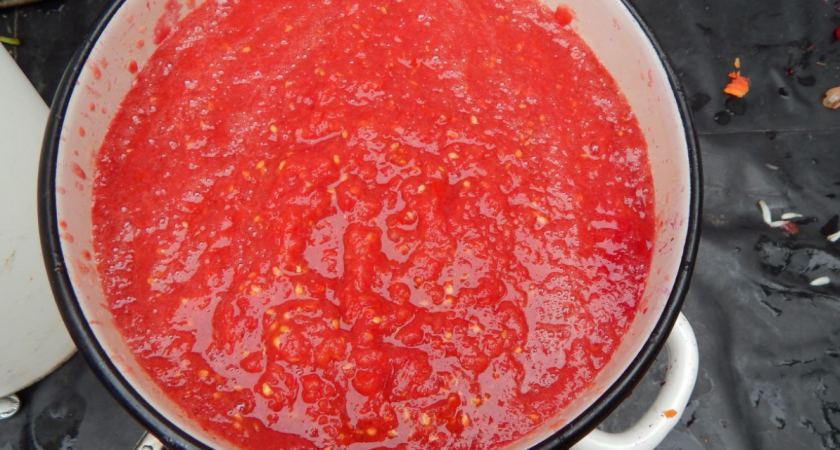 Как мама научила, так уже 16 лет и делаю - соус "Огонёк" из помидоров на зиму. Легкий рецепт