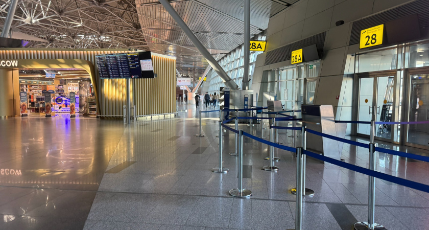 В оренбургском аэропорту рейсы в Сочи задерживают третий день подряд