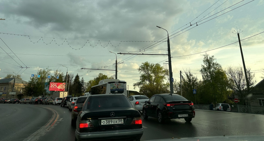 В социальных сетях жители жалуются, что Оренбург встал в пробках