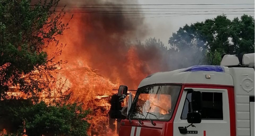 Оренбуржец спас двух девочек из горящего дома в Новотроицке