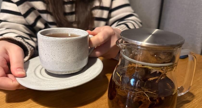 Хуже сотни сигарет: популярный среди россиян чай оказался вредным 
