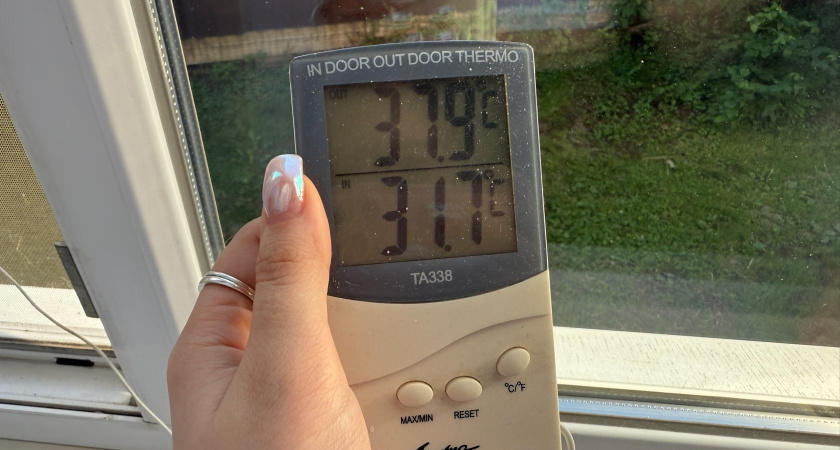 На окна ничего не леплю — охлаждаю дом по методу хитрого друга-узбека: кондиционер простаивает даже в адское пекло
