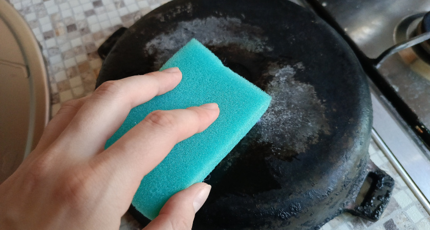 Сковорода очистится от жира и нагара за считанные секунды: поможет копеечное средство из аптеки