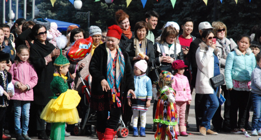 Сколько зарабатывают казахи, если 20 рублей за 1 литр топлива для них – дорого: рассказываю про МРОТ и среднюю зарплату