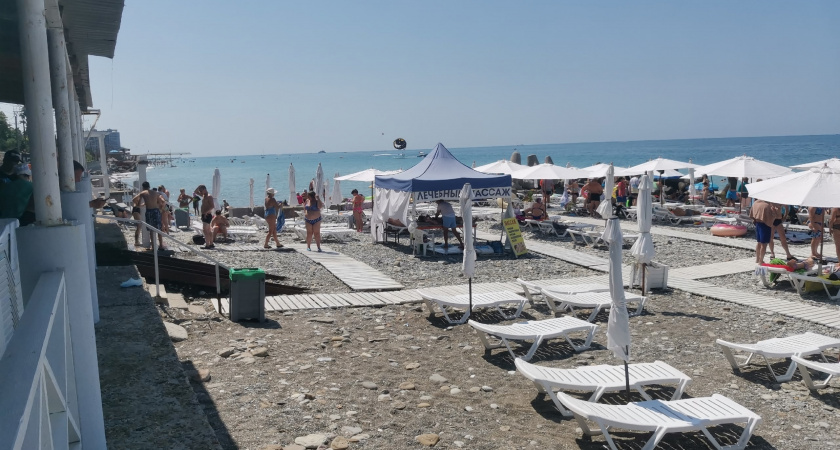 «Купаться нереально, мы все сидим на берегу»: Черное море преподнесло неприятный сюрприз отдыхающим