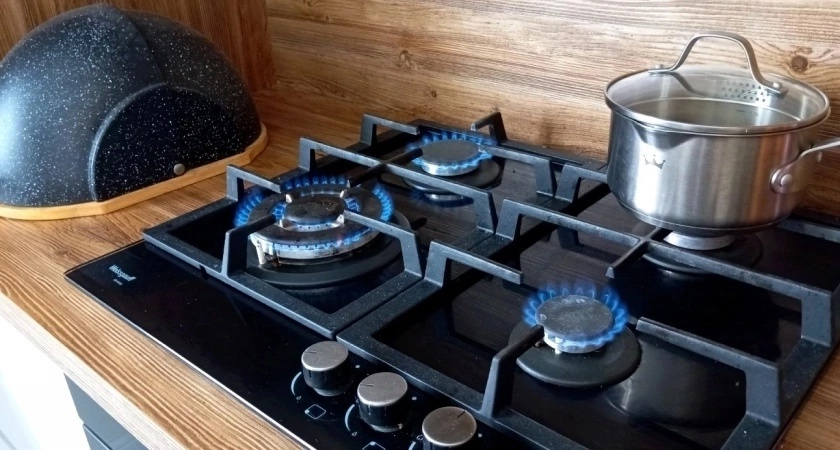 Научили чистить решетку на газовой плите от нагара за 20 минут: идеально чистая и без покупных средств - ничего тереть не надо