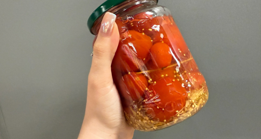 Сладенькие маринованные помидоры с морковной ботвой: рецепт проще простого - справится даже молодая хозяйка