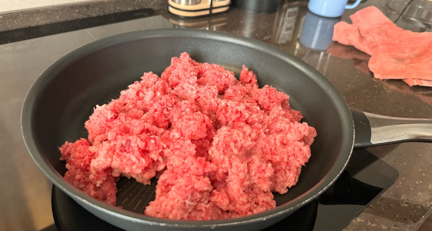 Купил в "Пятерочке" фарш от известного производителя, состав которого ошарашил. Сколько мяса там на самом деле