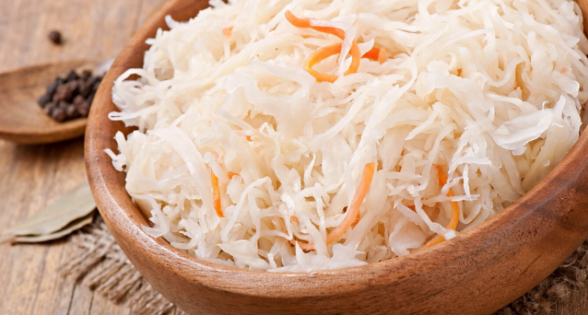 Делают так уже несколько лет и капуста стоит до сентября следующего года: хрустит и не темнеет