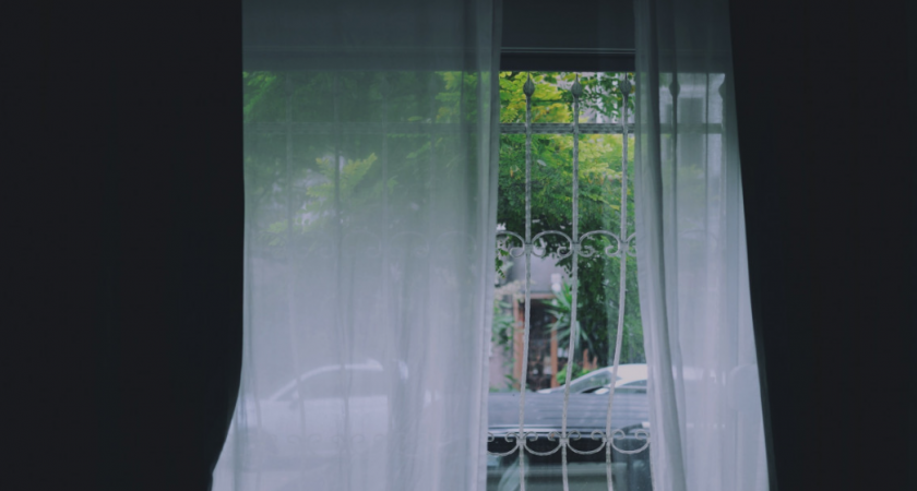 Белый тюль без отбеливателя и заморочек: свекровь научила, теперь стираю только так — и результат каждый раз радует