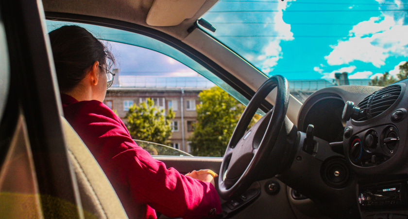 Бывалый шофер подсказал добавлять колу в бачок омывателя каждый год: даже не ожидал такого эффекта