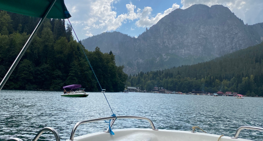 "В этот красивый ад больше ни ногой!" - туристы посоветовали дважды подумать, прежде ехать на отдых в Абхазию в августе. И вот почему