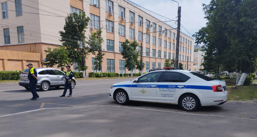 Инспектор ДПС остановил и не подходит: хитрый трюк, на который ведутся 90% водителей — когда можно уехать, чтобы не выписали штраф