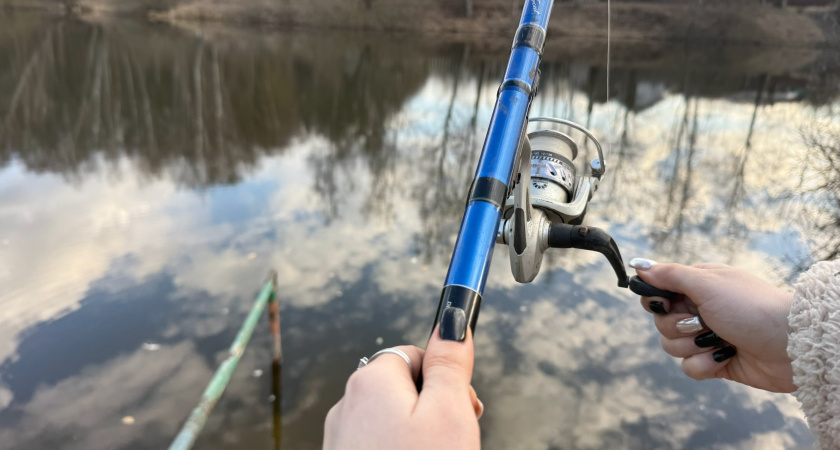 За ночь до рыбалки — обязательно: кидаю в контейнер к червям 2 щепотки натуральных добавок — и рыба теряет голову от аромата