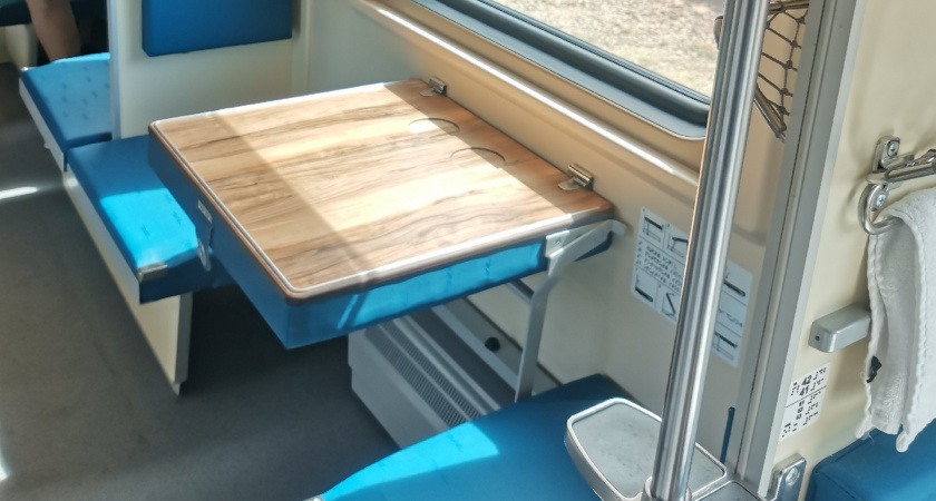 Соседка с верхней требовала освободить место под моей полкой для своих сумок. Разве она права? Вот что сказала проводник РЖД