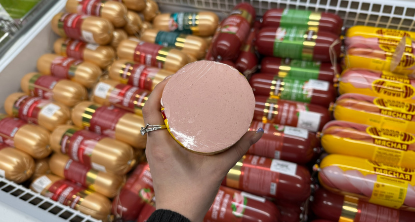 Протестировал варёную колбасу «Красная цена» за 32 рубля: вот как она выглядит, пахнет и жарится - стоит ли брать