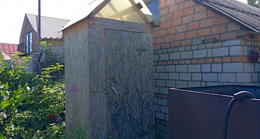 Зашел в уличный туалет к соседке и увидел два сиденья друг напротив друга. Когда узнал в чем дело, самому захотелось сделать так