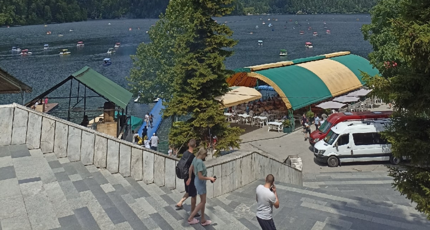 «С собой привезли всё» — отдыхающие в Абхазии россияне объясняют, почему питаются "Дошираком", а не в местных столовых