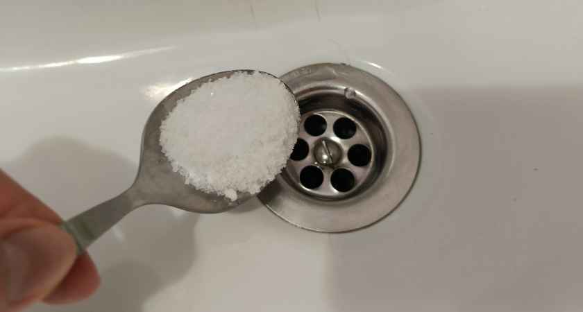 Засор вылетит со свистом: засыпаю в слив раковины 3 ложки и оставляю на 10 минут — никакой «крот» не сравнится