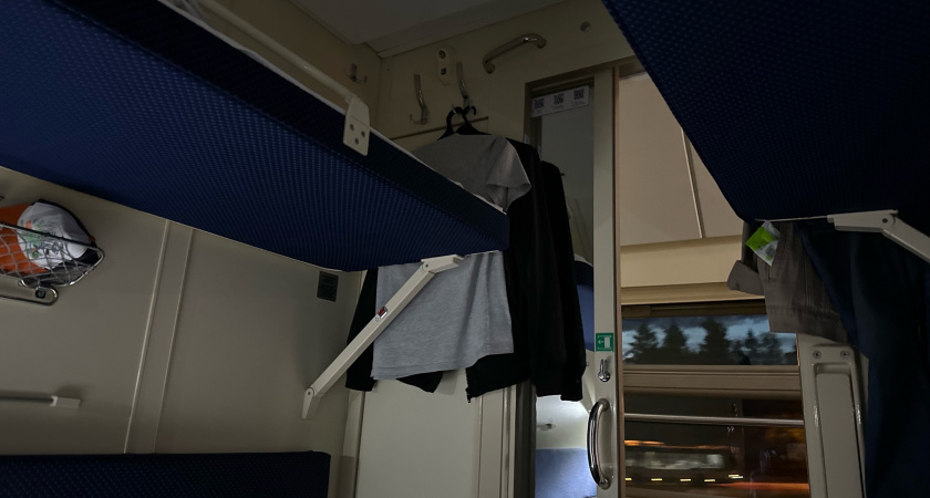 "Купил целое купе, а жену – на выход": опытный путешественник рассказал о страннном правиле РЖД для семейных поездок