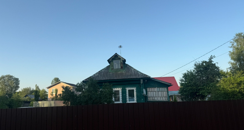 За 30 минут утеплила дом по старинке — потратила ноль рублей, а стало теплее, чем с дорогими материалами