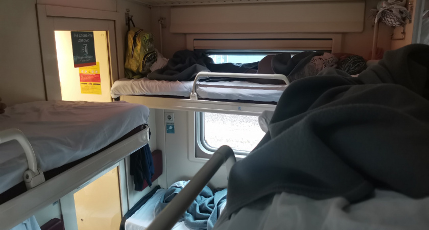 Для кого ввели правила? Взяла верхнюю боковую на два дня, а внизу всё время спал мужик — и никакой реакции от проводника