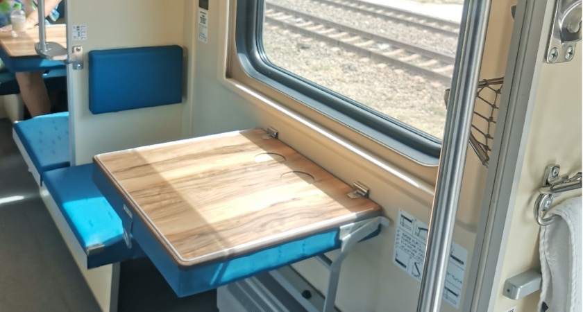 Пенсионеры в поезде хитрят с билетами и пытаются занять нижние места: что делать, если начали требовать уступить полку