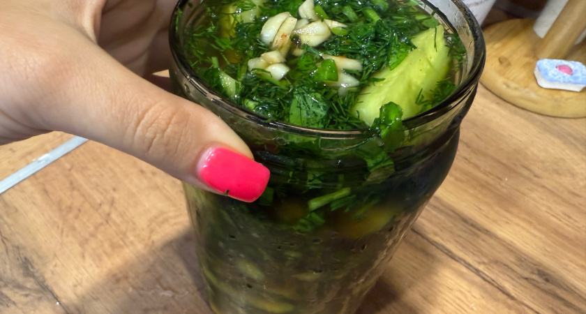 Огурцы на зиму закрываю только так, не остается даже капли рассола. Все, кто пробует, просят рецепт