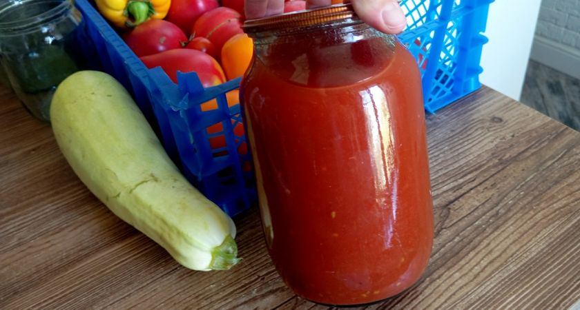 Нет года, чтобы я не приготовила "Лечо по-эстонски" - всегда идет на ура. А ведь это самая простая заготовка на зиму