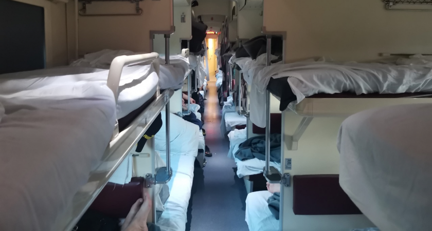 Соседка в купе надела «ничего» и ходила туда-сюда: муж героически смотрел в окно, но пространство-то общее - отзыв пассажирки