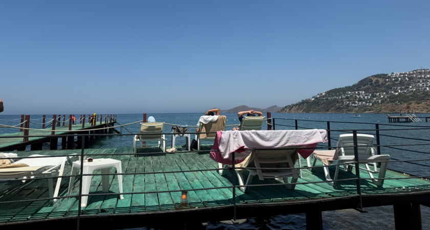 "На пятках мазут, под ними вонючая зеленая гадость": турист поделился впечатлениями об отдыхе в Анапе-2025