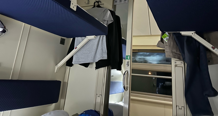 Мамочки с их детками придумали хитрый метод, как пересесть на нижнюю полку: что нужно говорить, чтобы проводник встал на вашу сторону